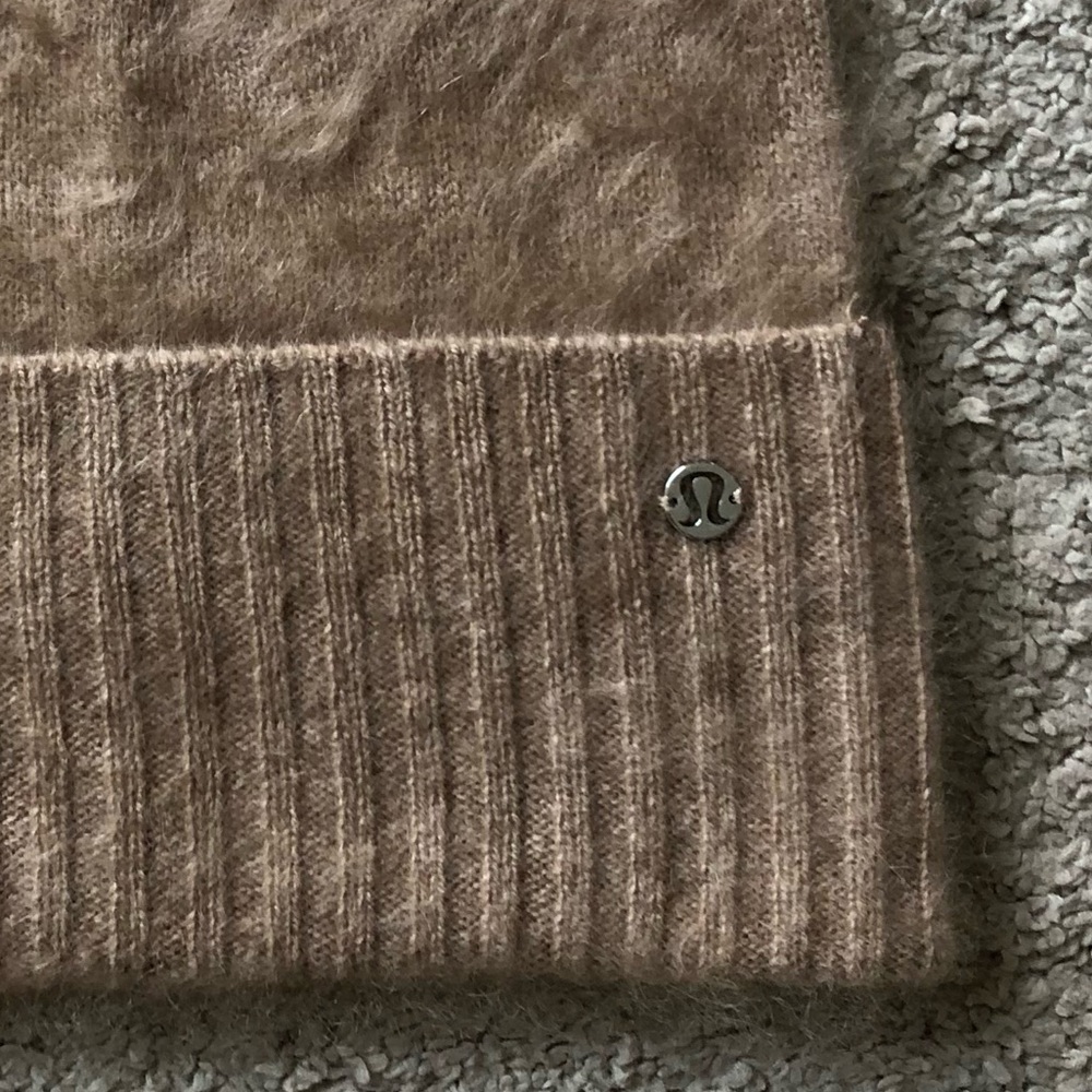 LULULEMON 100% Fuzzy Cashmere Beanie.NWT. - Picture 3 of 3